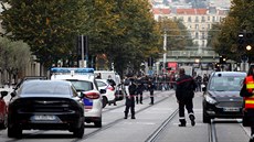 Policie hlídá okolí kostela ve francouzském Nice, u kterého dolo k útoku...