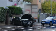 Nákladní auto prorazilo betonový plot a pokodilo auta u domu v Novodvorské...