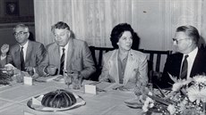 Profesor Karel Martinek (vlevo) pi jednání s velvyslankyní USA Shirley...