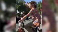 Íránská dívka jezdila na kole bez hidábu. Místní úady jí zadrely. (26. íjna...