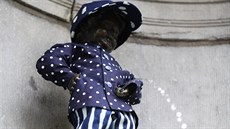 Socha urajícího chlapeka v centru Bruselu poprvé oblékla oficiální eský...