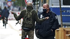 Cyklista mluví mluví s policisty na slavné nákupní třídě „Friedrichstrasse“ v...
