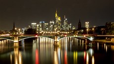 Z dálky vypadá bankovní tvr Frankfurtu stále stejn. (21. íjen 2020)