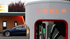 Nabíjecí stanice spolenosti Tesla ve výcarském mst Dietikon (21. íjna 2020)