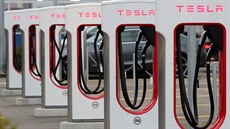 Nabíjecí stanice spolenosti Tesla ve výcarském mst Dietikon (21. íjna 2020)