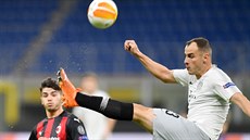 Sparťan David Lischka odkopává míč v utkání Evropské ligy na AC Milán.