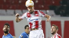 Milo Degenek z Crveny zvezdy Blehrad hlavikuje v utkání Evropské ligy proti...
