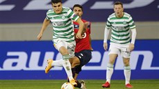 Mohamed Elyounoussi z Celtiku Glasgow v akci v utkání Evropské ligy proti Lille.