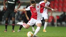 Slávista Nico Stanciu stílí z penalty na bránu Leverkusenu v utkání Evropské...