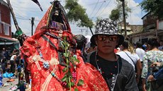 Mexičané se modlí před kostrou v ženských šatech. V době pandemie covidu-19 tak...