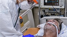 Lékaka Martina Pýchová kontroluje dech estapadesátiletému pacientovi s nemocí...