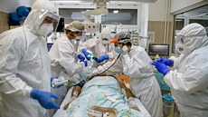 Endotracheální intubace pacienta s covid-19 ve Fakultní nemocnici Brno....