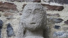 Kamenná panna v Malé brance byla nalezena roku 1801 pod zřícenou stěnou....