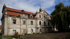 T�icet let opu�t�ný a poni�ený barokní zámek v obci Poláky na Chomutovsku má...