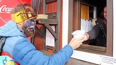 Výdejní okénkdo u Dínské boudy v Krkonoích (24.10.2020).