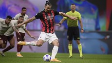 Zlatan Ibrahimovic z AC Milán promuje penaltu v duelu s AS ím