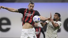 Zlatan Ibrahimovic (vlevo) z AC Milán v duelu s AS ím.