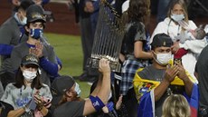 Justin Turner z Los Angeles Dodgers pózuje s trofejí pro vítze Svtové série.