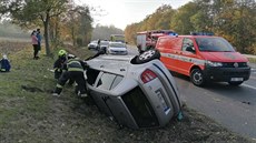 Auto se otoilo na bok po stetu s dodávkou na silnici u Kladna.