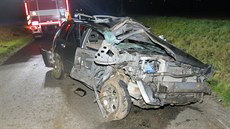 Osmnáctiletý mladík vezoucí t�i pasa�éry v zatá�ce p�ejel do protism�ru, kde...