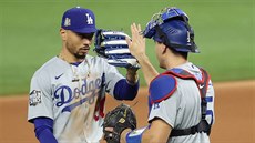 Mookie Betts (vlevo) a Austin Barnes oslavují výhru Los Angeles Dodgers.