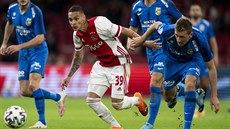 Tomá Hájek (vpravo) Vitesse Arnhem se snaí zastavit Antonyho z Ajaxu...