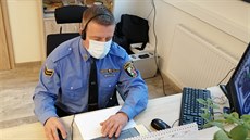 Stráník Karel Zahut z plzeské mstské policie pomáhá s trasováním nakaených...