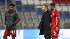 Hans-Dieter Flick, trenér fotbalistů Bayernu, diskutuje se svými svěřenci...