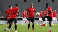 Fotbalisté Slavie se rozcviují ped zápasem Evropské ligy s Beer evou.