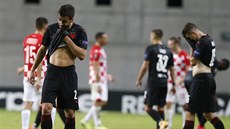Zklamaní fotbalisté Slavie po porážce s Beer Ševou v Evropské lize.