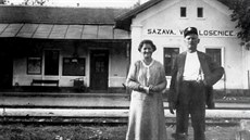 Přednosta stanice Sázava – Velká Losenice se svojí ženou před výpravní budovou...