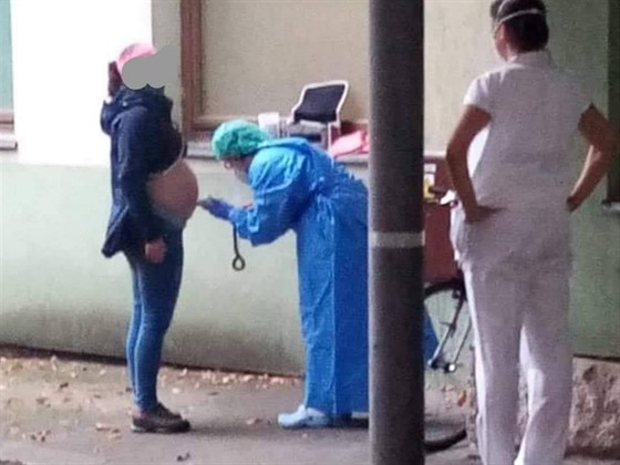 Fotografie zachycuje vyšetřování Veroniky Vítkové před libereckou porodnicí.
