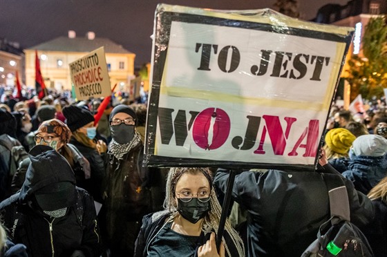 Polky a Poláci protestují proti zpísnní potrat. Snímek pochází z Varavy....