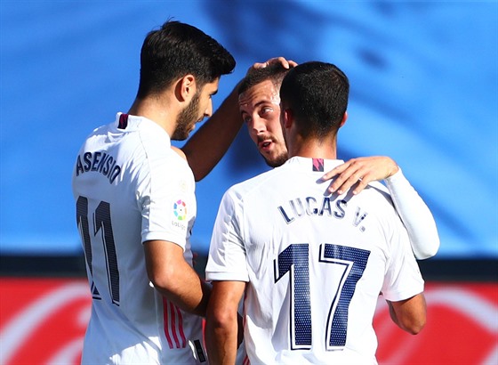 Eden Hazard z Realu Madrid oslavuje svůj gól proti Huesce s Markem Asensiem and...
