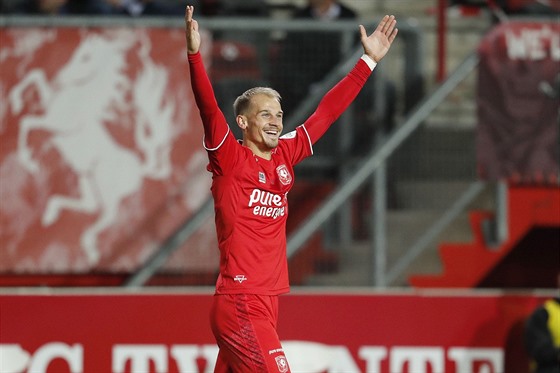 Český fotbalista Václav Černý se raduje z gólu v dresu Twente Enschede.
