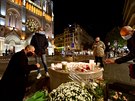 Obyvatelé Nice uctívají památku obtí útoku v kostele Notre-Dame. (29. íjna...