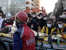 V tureckém Izmiru tce zasaeném zemtesením pokraují záchranáské práce....