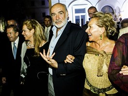 Sean Connery a manelé Havlovi na evropské premiée Ligy výjimených v Praze...