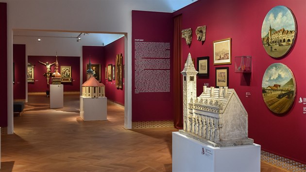 Výstava Příběh starého Mostu nabízí kolem 150 předmětů ze sbírek mosteckého oblastního muzea. 