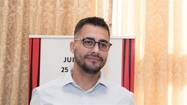 Mezi pytl�ky a pa�er�ky, jim� vl�dne pov�stn� �arost�elec Tapper, a do mraziv�ho �nora l�ta P�n� 1789 zavede �ten��e kniha Jana Horn��ka �arost�elec.