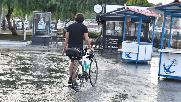Mosk vlny zalily tureck msto Izmir, kter bylo tce zasaeno masivnm zemtesenm. (30. jna 2020)