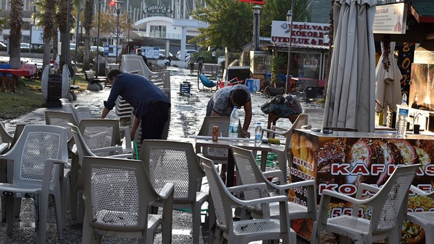 Mosk vlny zalily tureck msto Izmir, kter bylo tce zasaeno masivnm zemtesenm. (30. jna 2020)