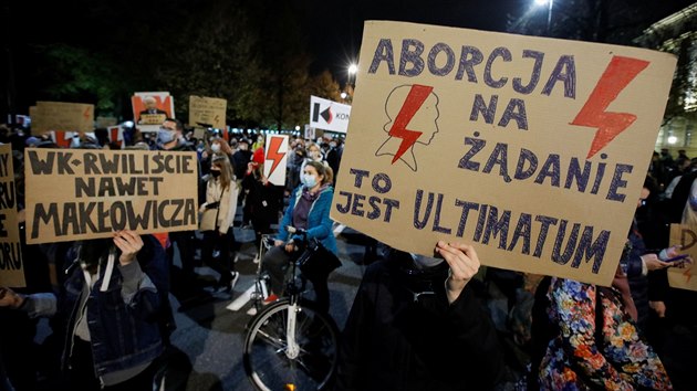 Polky a Polci protestuj proti zpsnn potrat. Snmek pochz z Varavy....