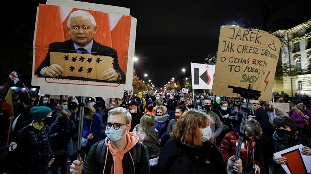 Polky a Polci protestuj proti zpsnn potrat. Snmek pochz z Varavy. (30. jna 2020)