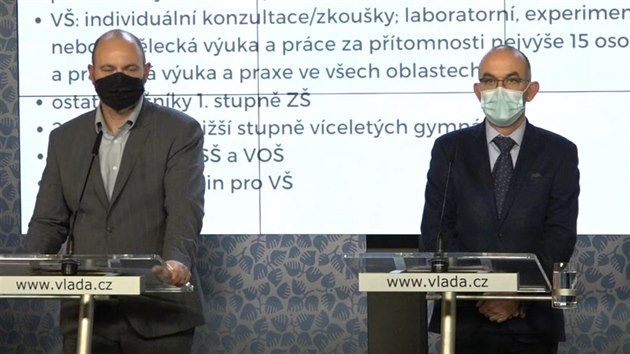 Minist zdravotnictví Jan Blatný a ministr školství Robert Plaga pro jednání vlády.