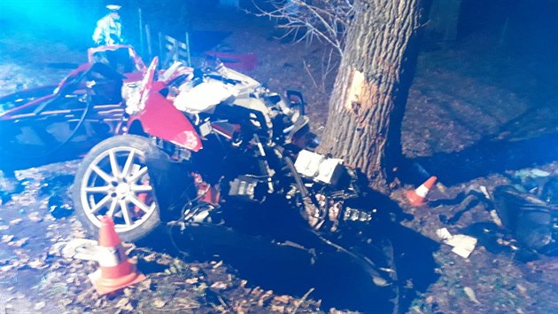 Tragická nehoda se stala v sobotu večer nedaleko Nových Hradů na Českobudějovicku. Automobil tam vyjel ze silnice a narazil čelně stromu. Na místě zemřeli tři lidé. (31. října 2020)