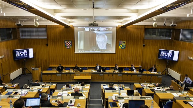 Nov olomouck hejtman Josef Suchnek (na snmku na projeknm pltnu) se zastupitelstva zastnil pouze prostednictvm videokonference, stejn jako jeho pedchdce je pozitivn na covid-19.