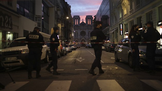 Francouzská policie hlídá okolí kostela v Nice, kde muž nožem zabil tři lidi. (29. října 2020)