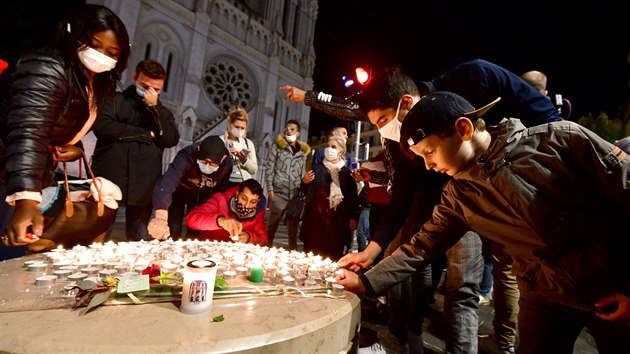 Francie truchlí po obětech útoku v kostele v Nice, kde muž nožem zabil tři lidi. (29. října 2020)