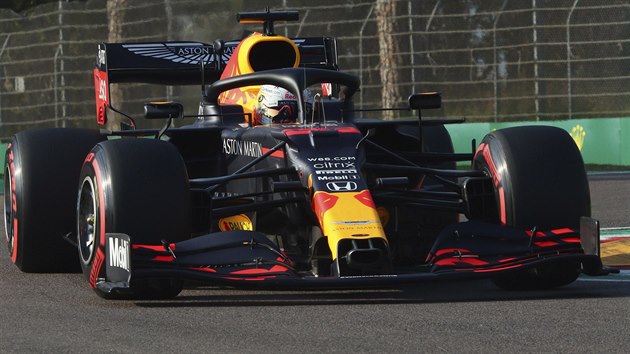 Max Verstappen ze stje Red Bull v kvalifikaci na Velkou cenu Emilie-Romagny v Imole.